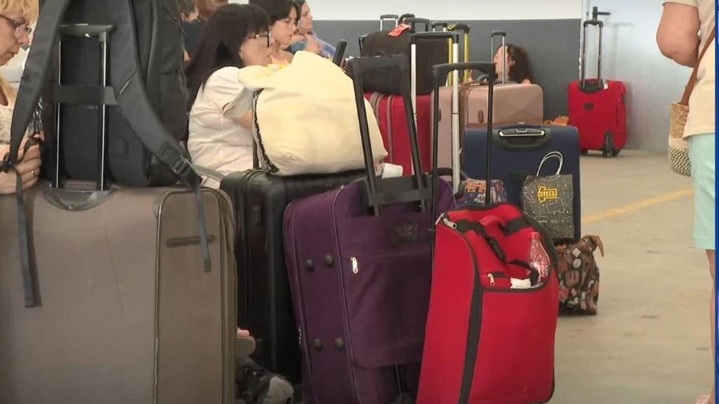 Renfe habilita dos servicios especiales en cada sRenfe habilita dos servicios especiales en cada sentido en la línea de AV Madrid-Zamora y la DGT cifra en 11 las carreteras cortadasentido en la línea de AV Madrid-Zamora y la DGT cifra en 11 las carreteras cortadas