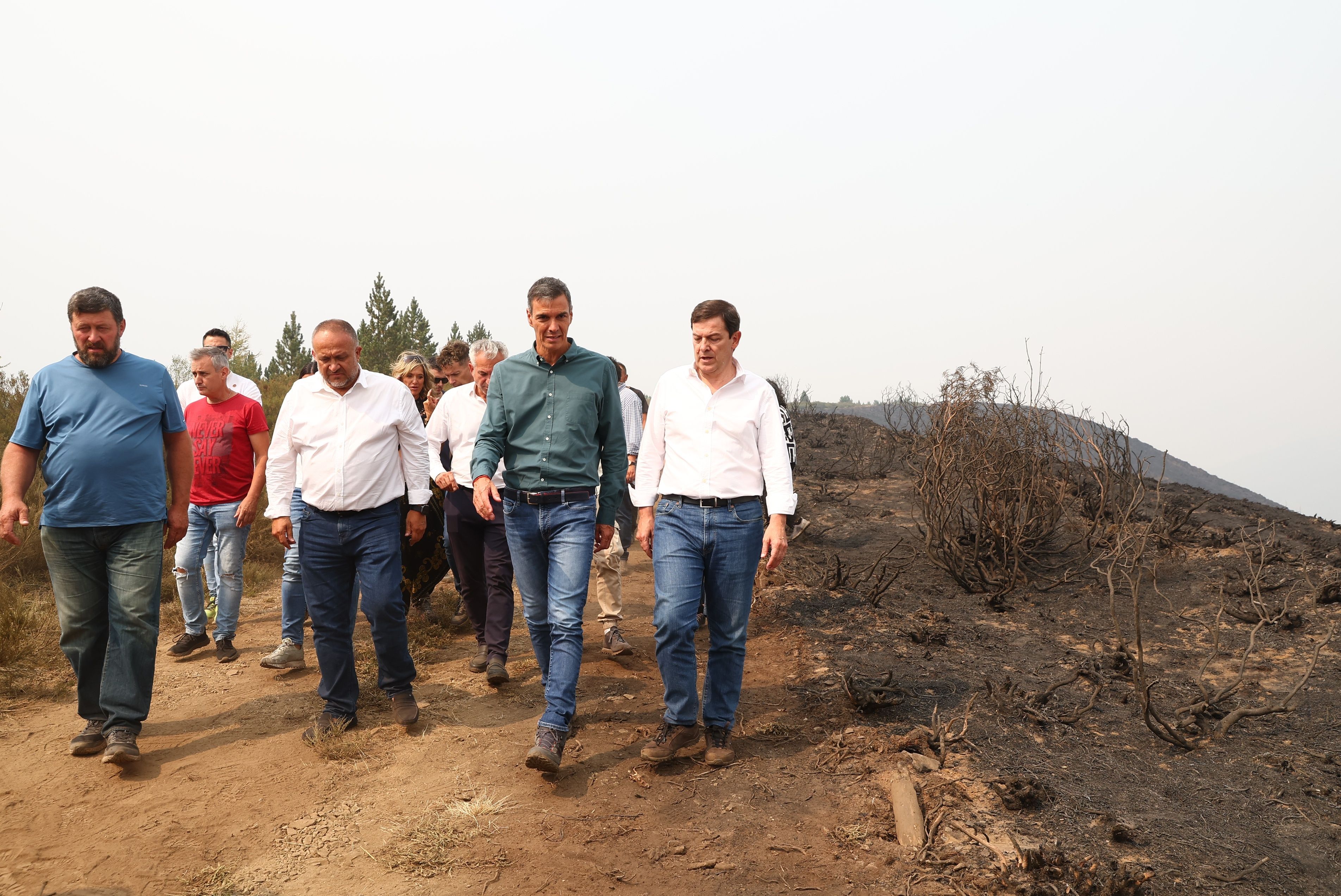Sánchez visita junto a Mañueco la zona afectada por el incendio de Orallo en Villablino (León)