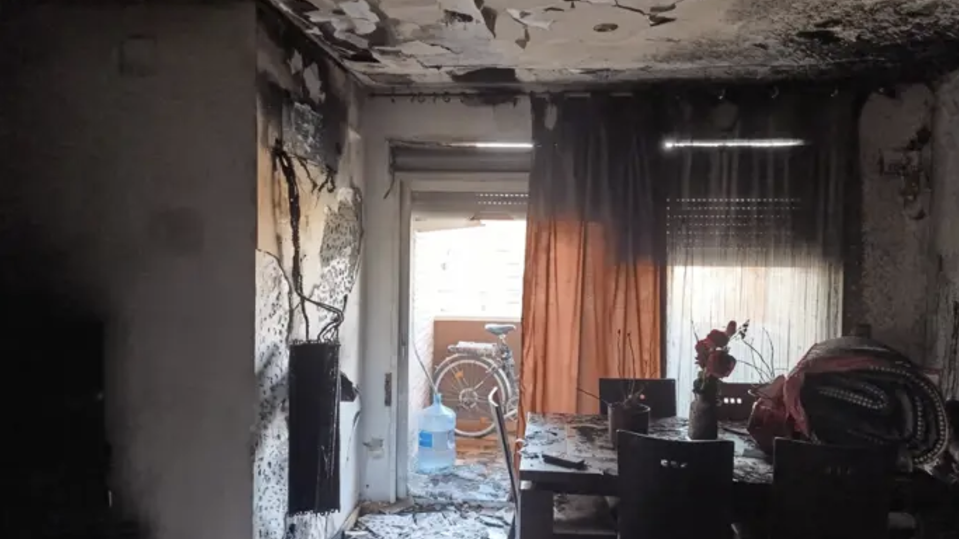 Seis heridos, 5 de ellos menores, por inhalar humo al incendiarse una vivienda en Valencia