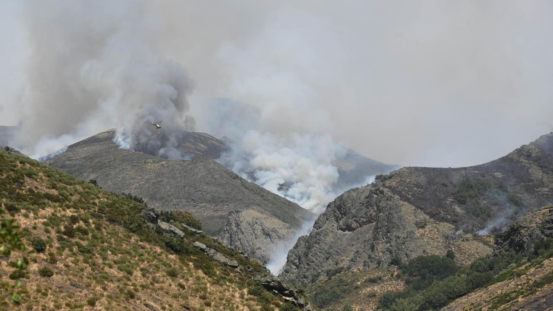 Vista del incendio de Barniedo (León), que afecta a los Picos de Europa.