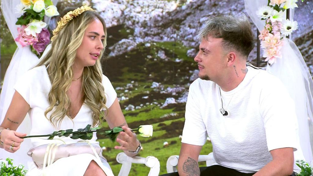 Sorprende a su pareja pidiéndole matrimonio en un emotivo reencuentro en ‘El diario de verano’: “Te quiero y deseo estar siempre a tu lado”