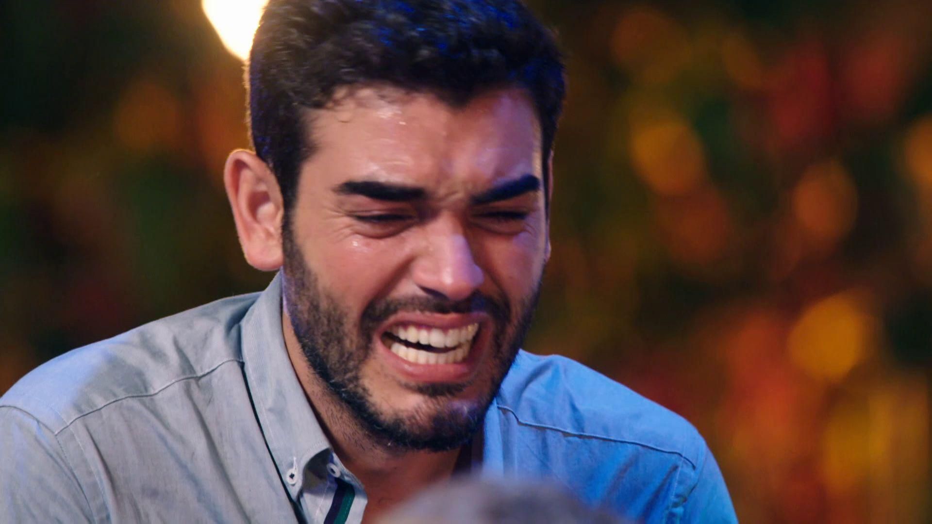 Adrián se desespera al ver las imágenes de Naomi y Napoli y Sandra Barneda intenta tranquilizarle: "Sé que es difícil"