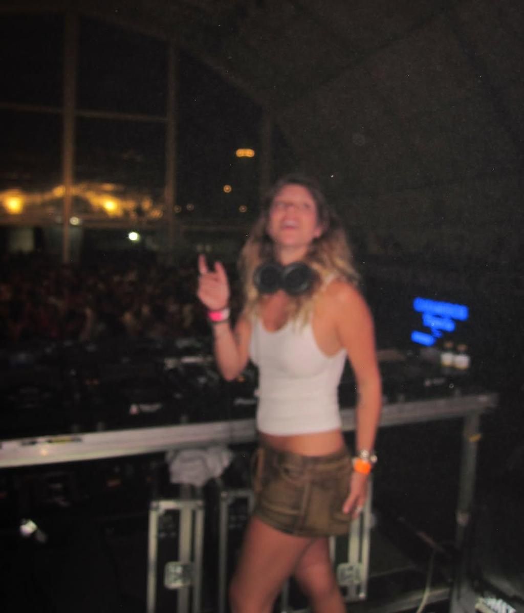 Anita Matamoros pinchando en el festival Costa Feira