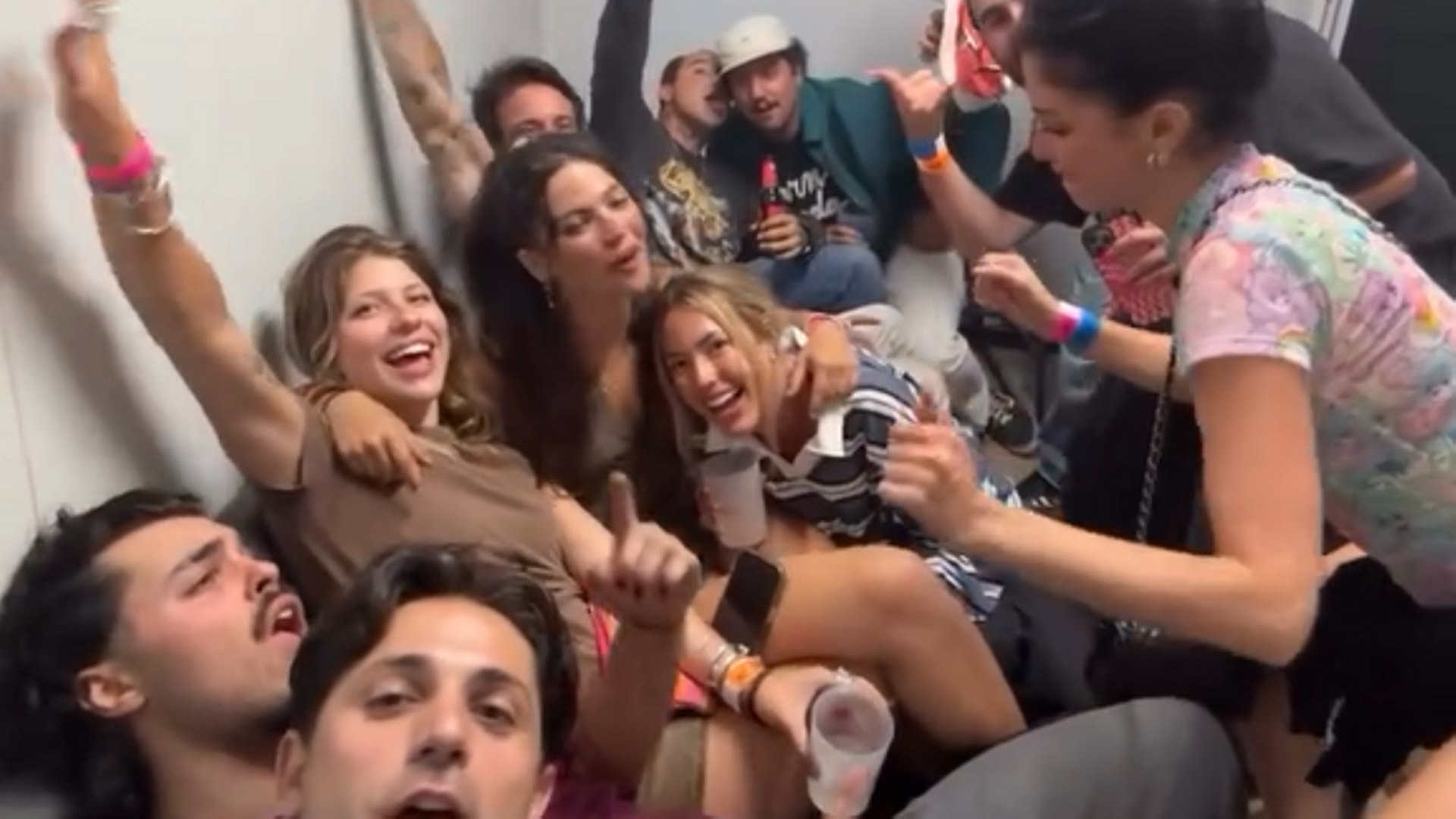 Anita Matamoros junto a sus amigos en el festival Costa Feiro