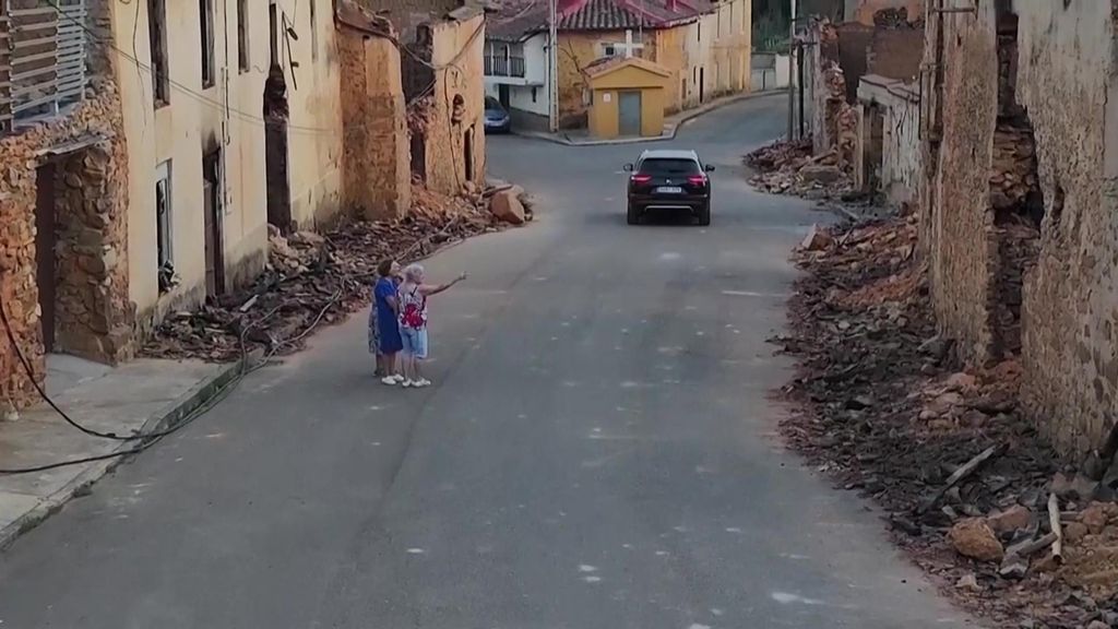 Autoridades y vecinos de pueblos quemados como Palacios de Jamúz, en León, ya trabajan en su reconstrucción
