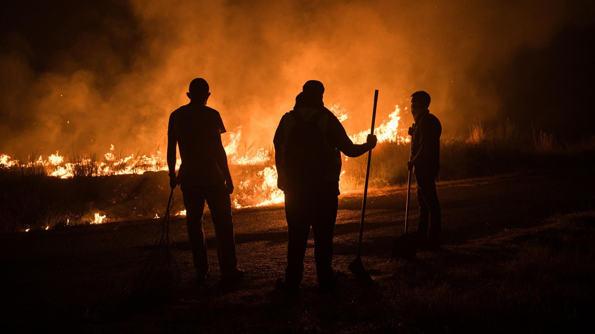 Desesperación y "miedo" en Ourense por el avance imparable de las llamas: "En 75 años que tengo no lo he vivido jamás”