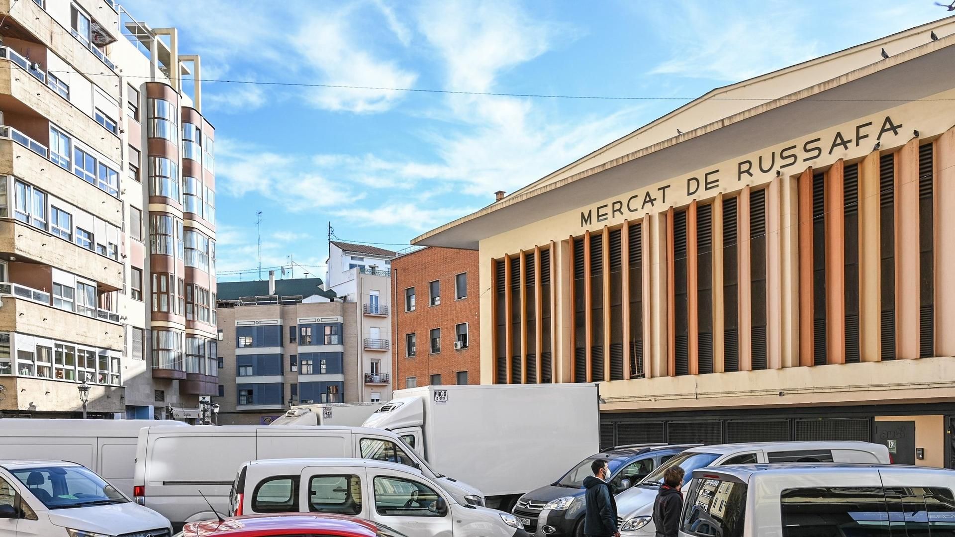Dos policías abaten a un hombre que trató de agredirles con un cuchillo en una vivienda de Russafa, en Valencia