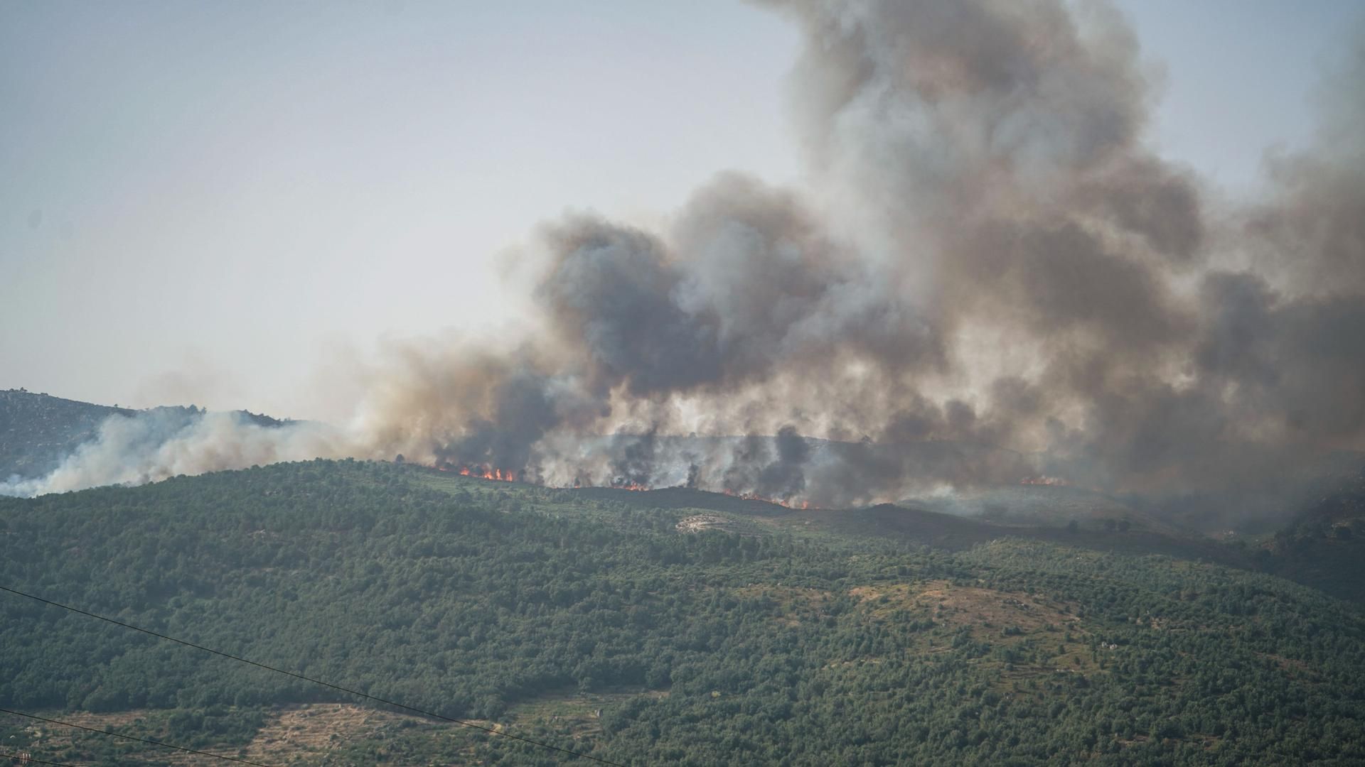 El incendio de Jarilla, en Extremadura, sigue activo, descontrolado y con una evolución desfavorable