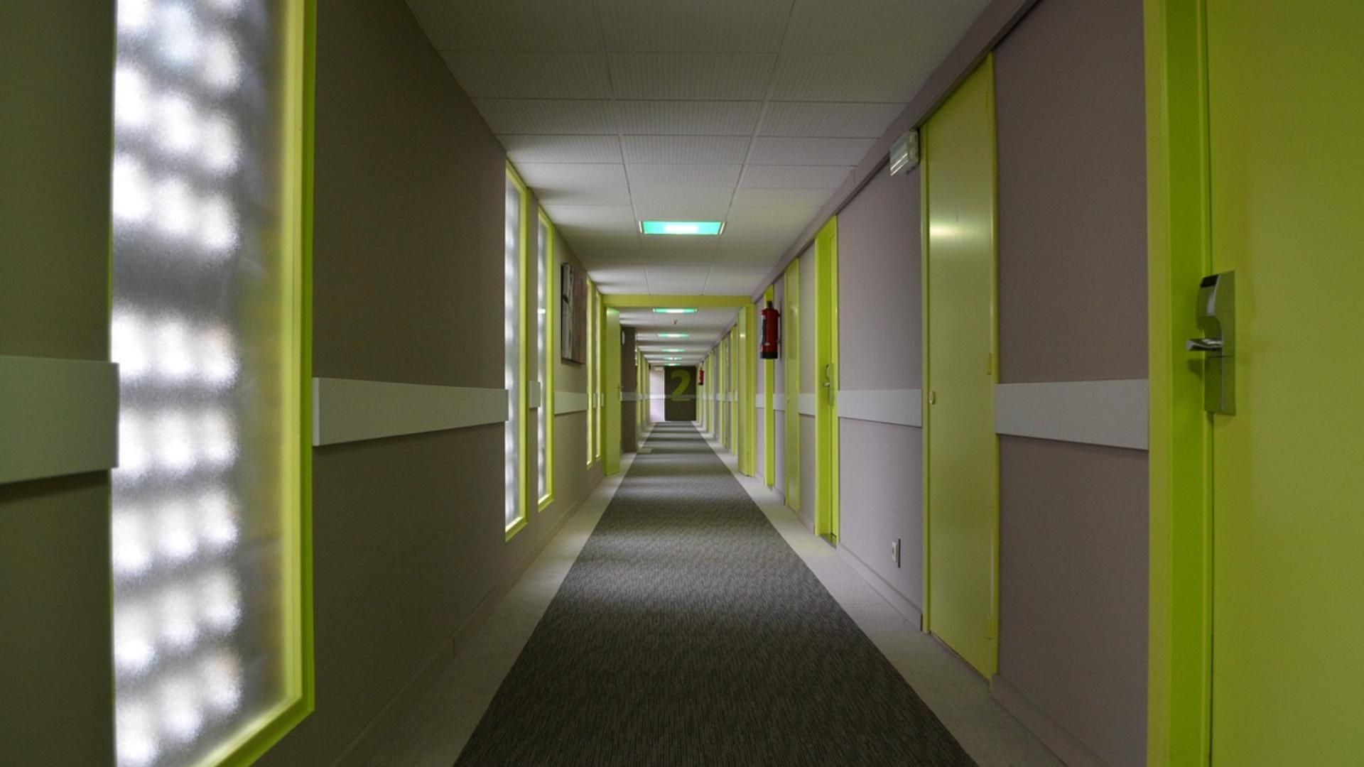 El pasillo de una hotel