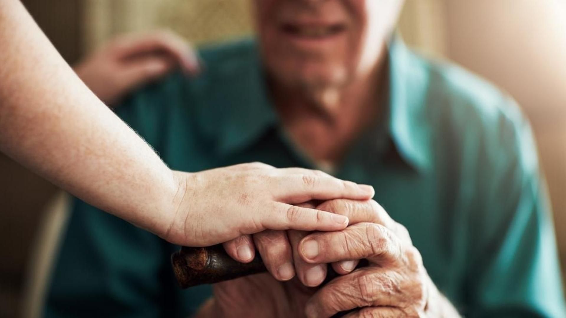 Imagen de archivo de un anciano con deterioro cognitivo