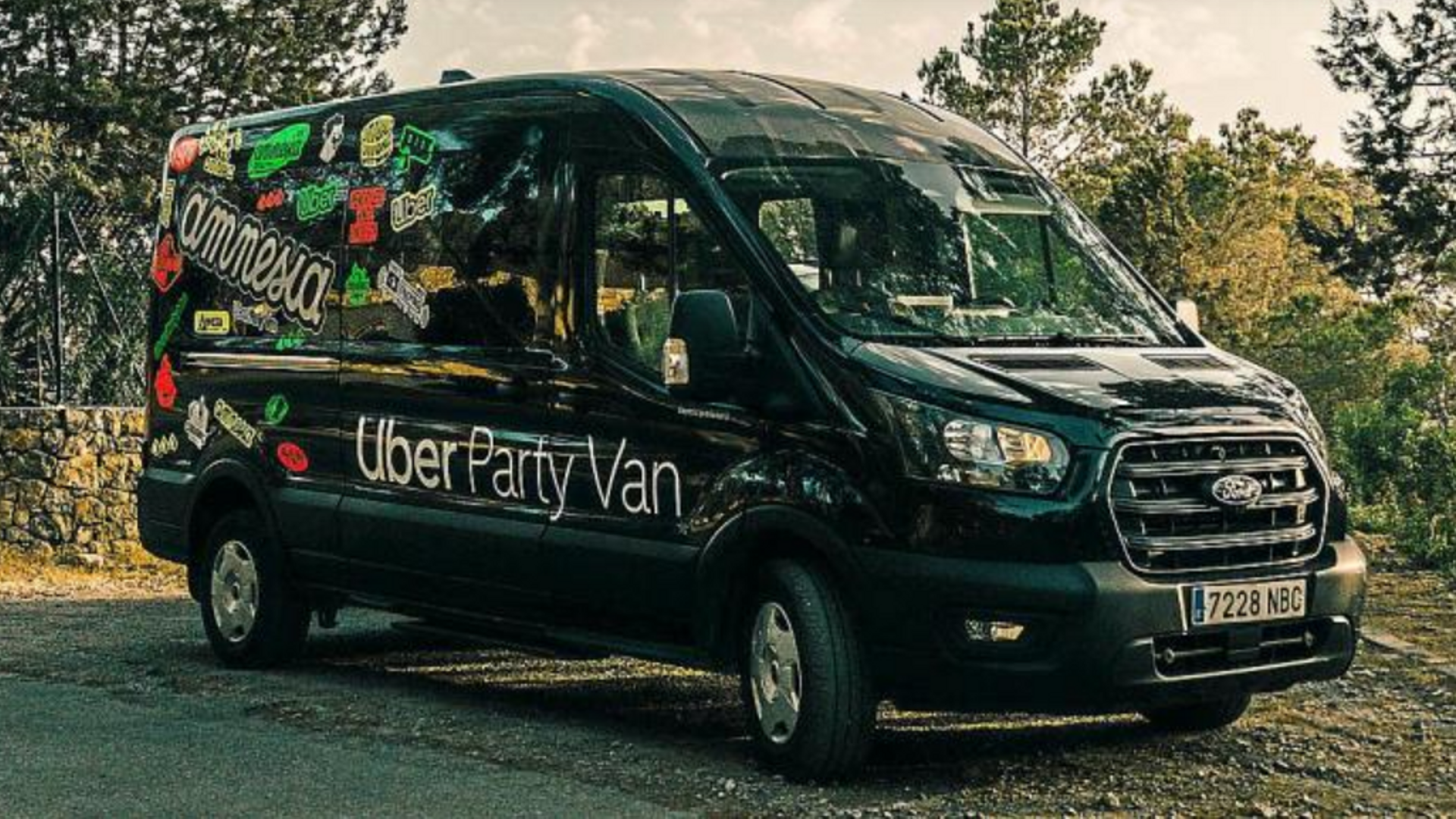 La advertencia de la DGT sobre la 'furgoneta discoteca’ de Uber en Ibiza: es ilegal