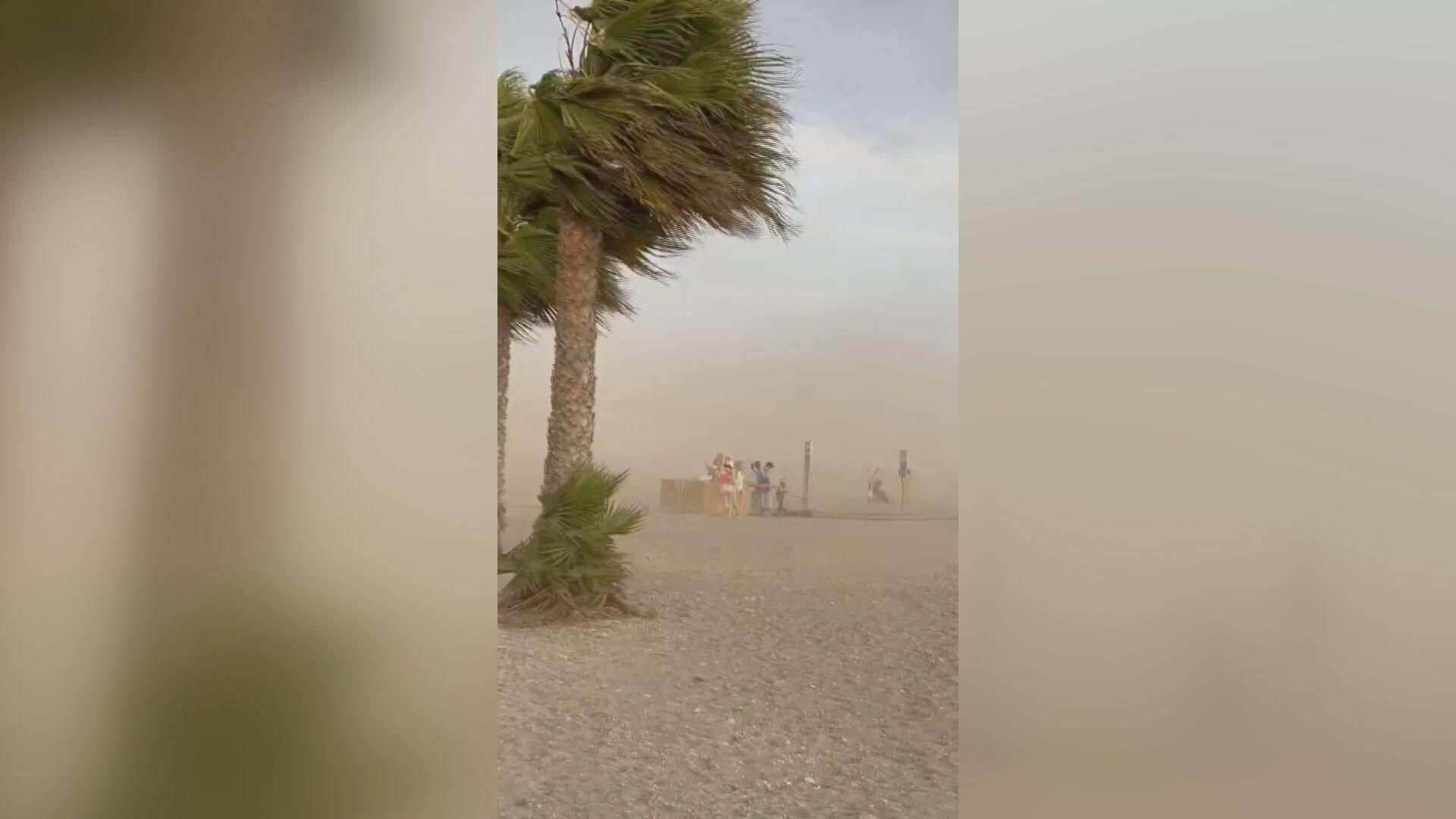 La fuerza del viento provocado por el reventón térmico vació la playa de Motril, Granada en pocos minutos