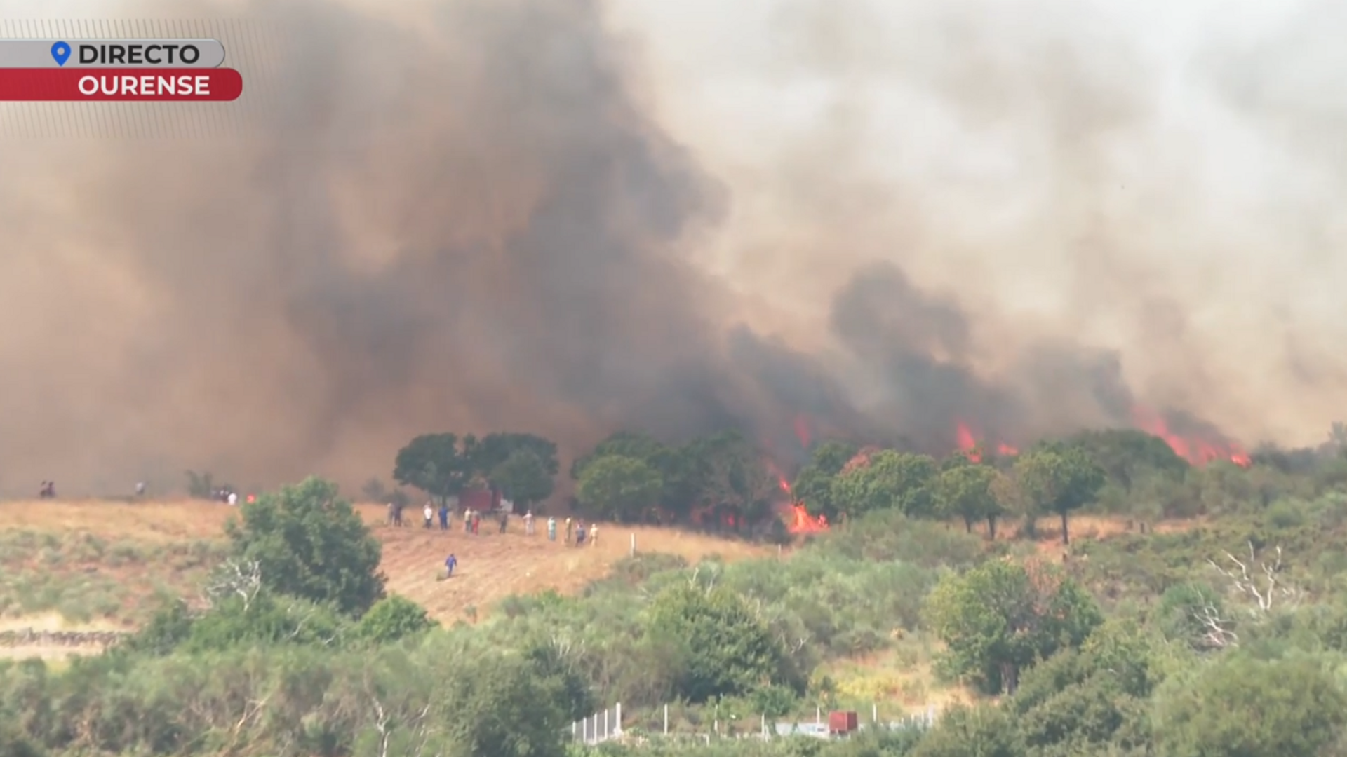 Las impactantes imágenes de un pueblo de Ourense a punto de ser devorado por las llamas