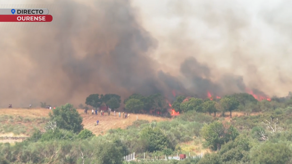 Las impactantes imágenes de un pueblo de Ourense a punto de ser devorado por las llamas