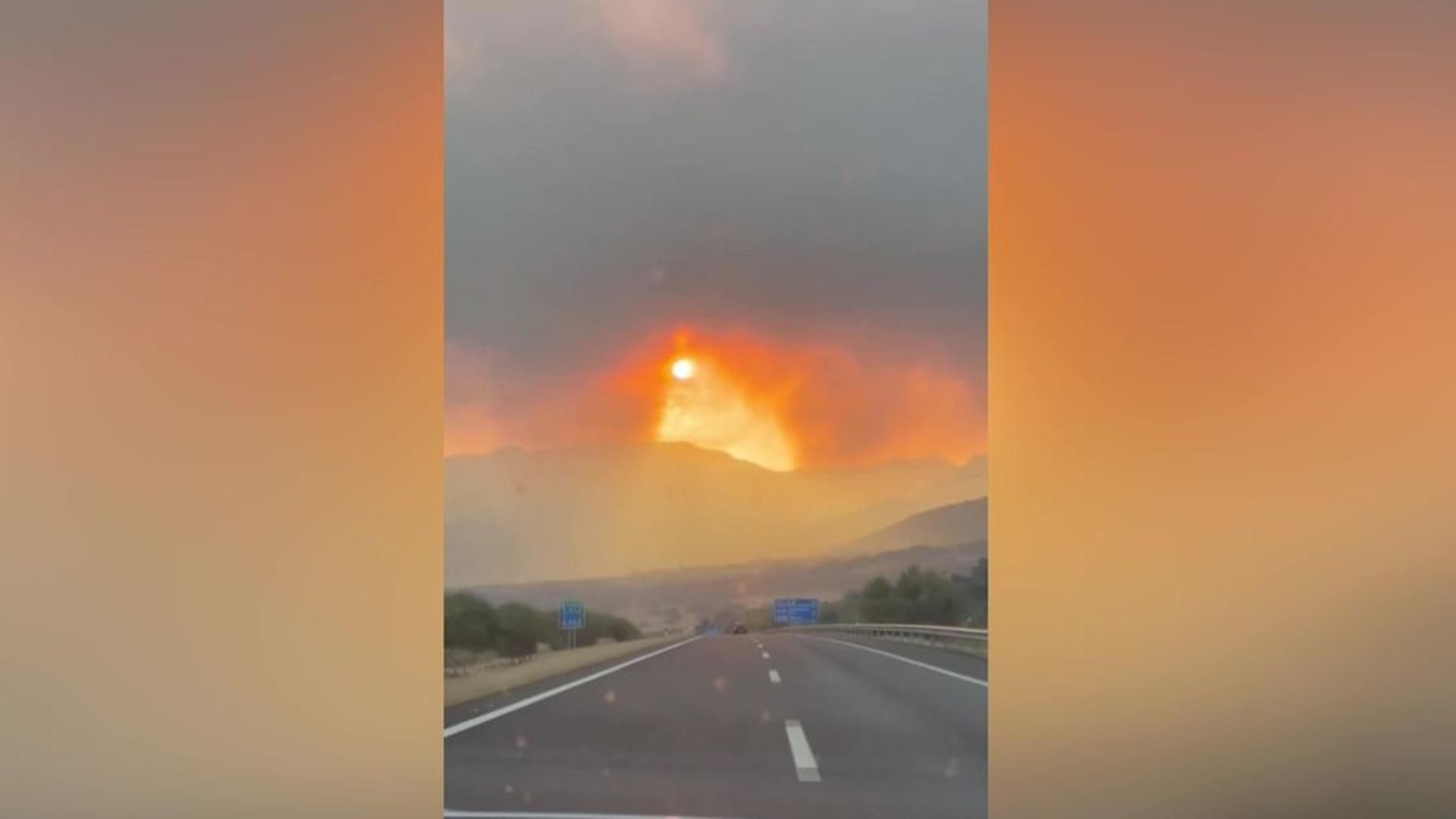 Las llamas siguen descontroladas en el norte de Extremadura amenazando a poblaciones como Rebollar, en Cáceres