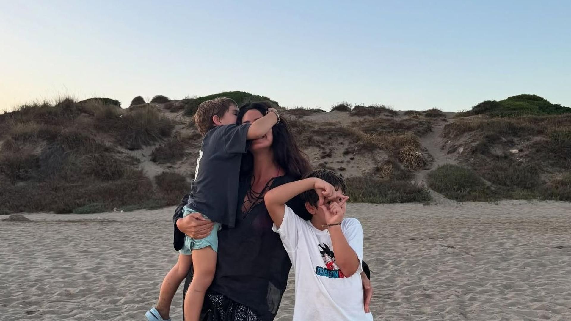 Laura Matamoros y Benji Aparicio, juntos con su hijo en un torneo de golf