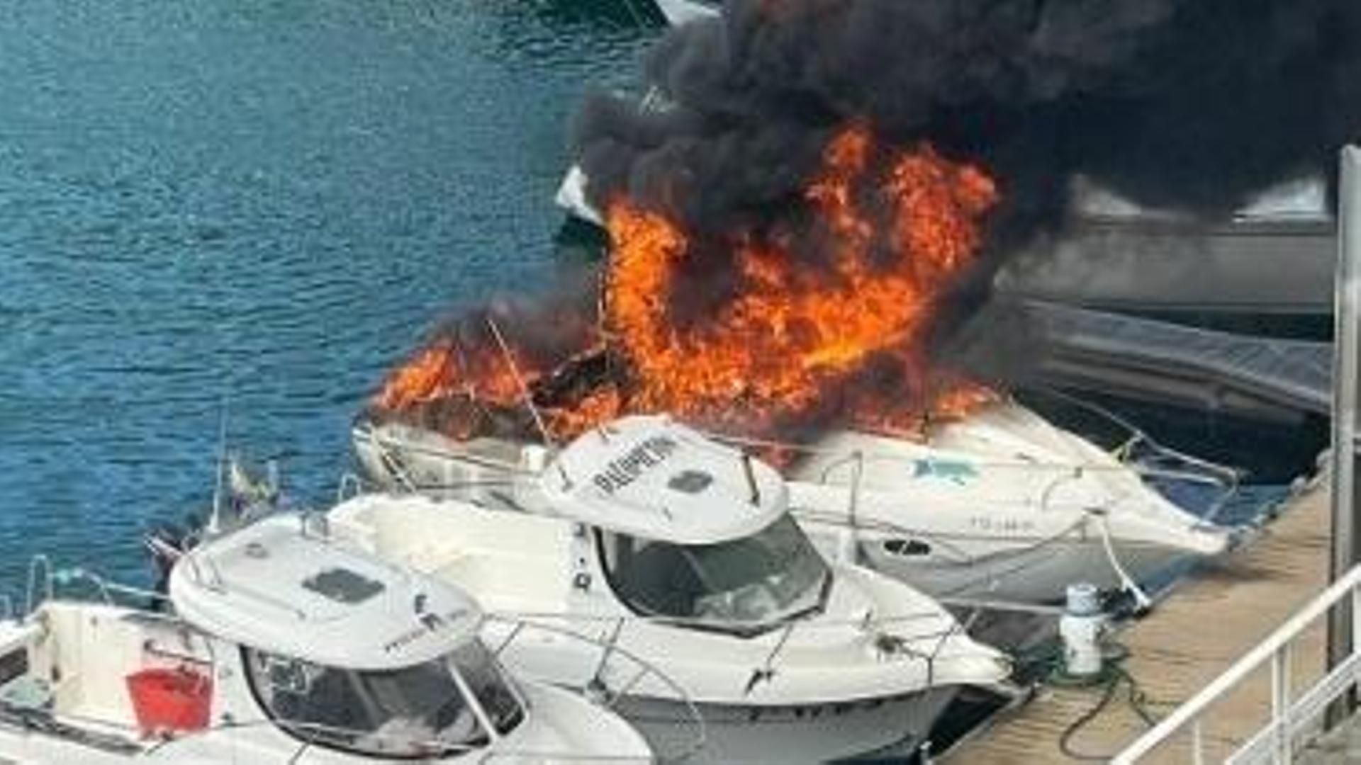 Los bomberos junto con los vecinos actuaron para poder controlar el fuego de la embarcación