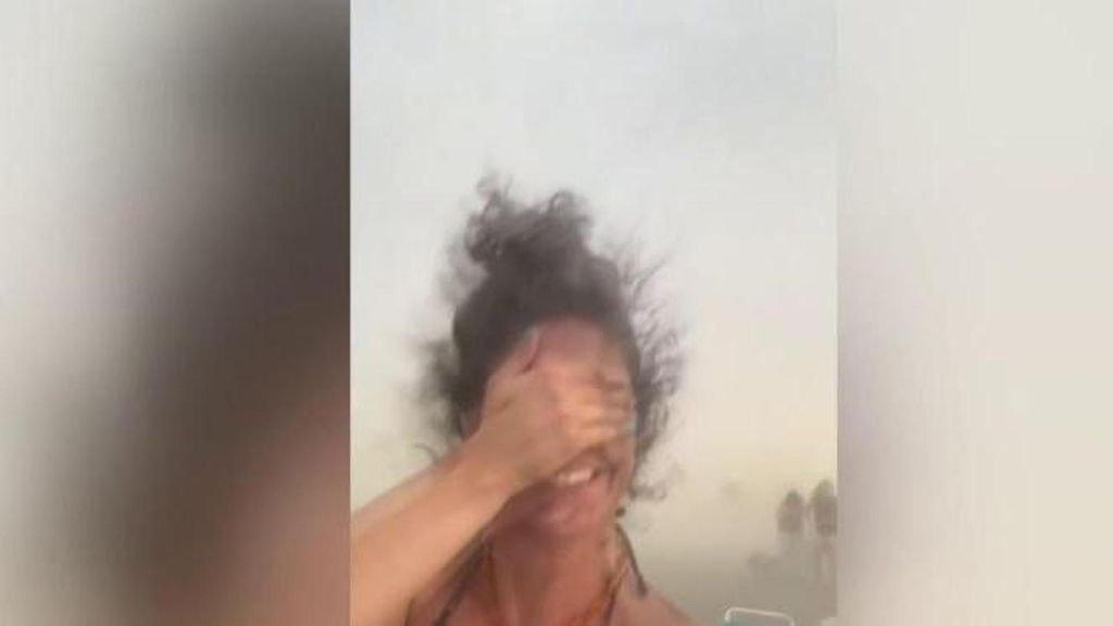 Los vientos huracanados de un reventón seco provocan el caos en una playa de Motril: "Se lo llevó todo"