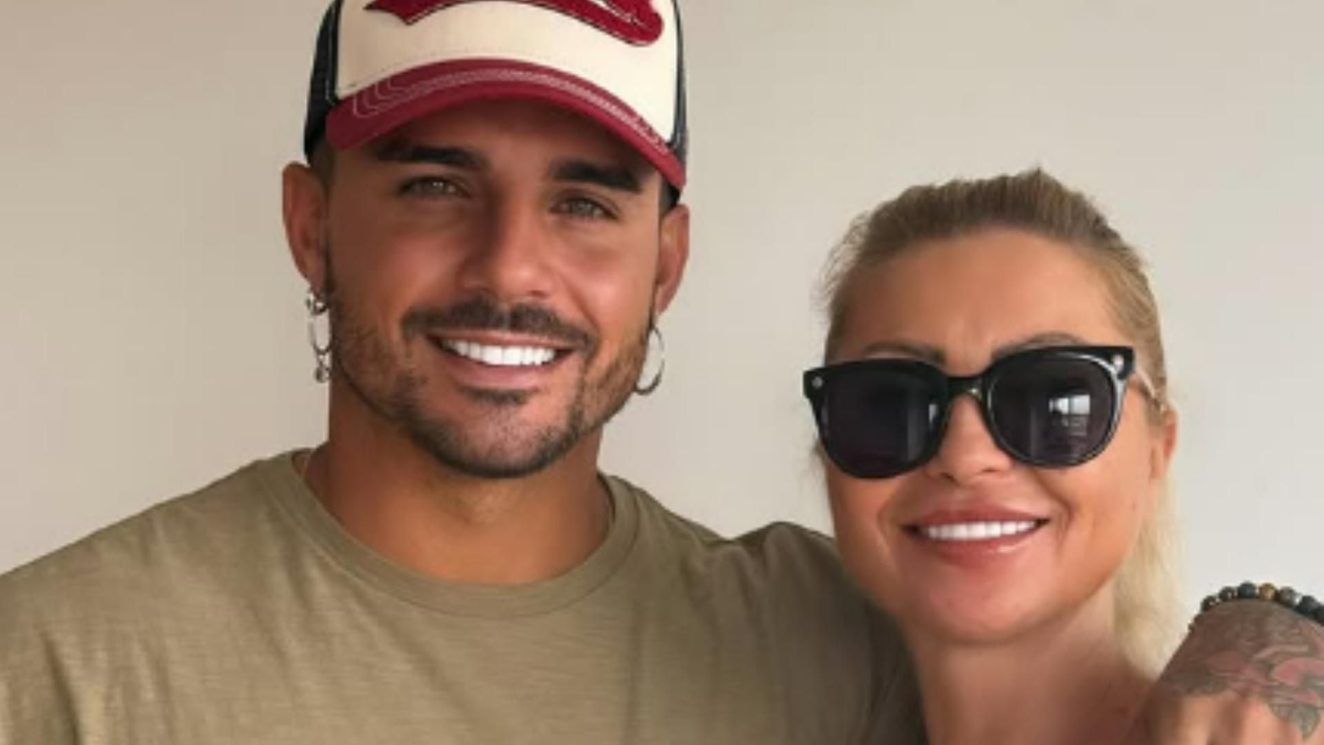 Manuel González posa con su suegra