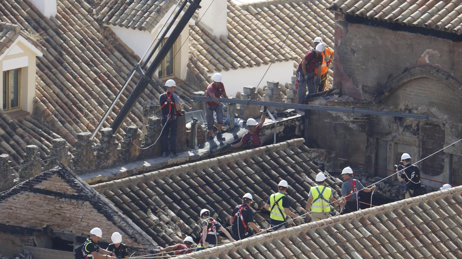 Operarios trabajan en la zona afectada en las cubiertas de la Mezquita-Catedral de Córdoba