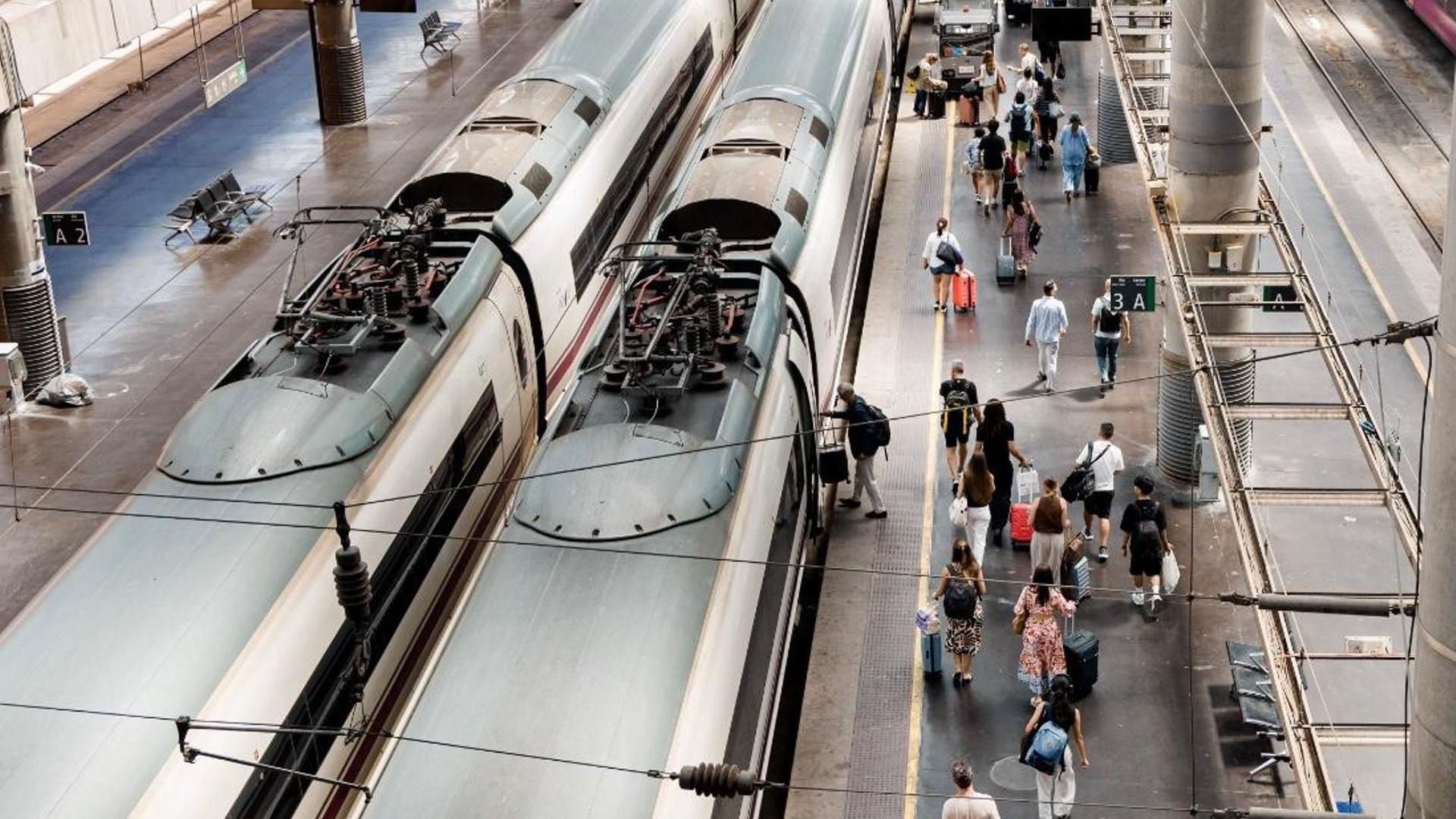 Personas en el andén de una estación de tren