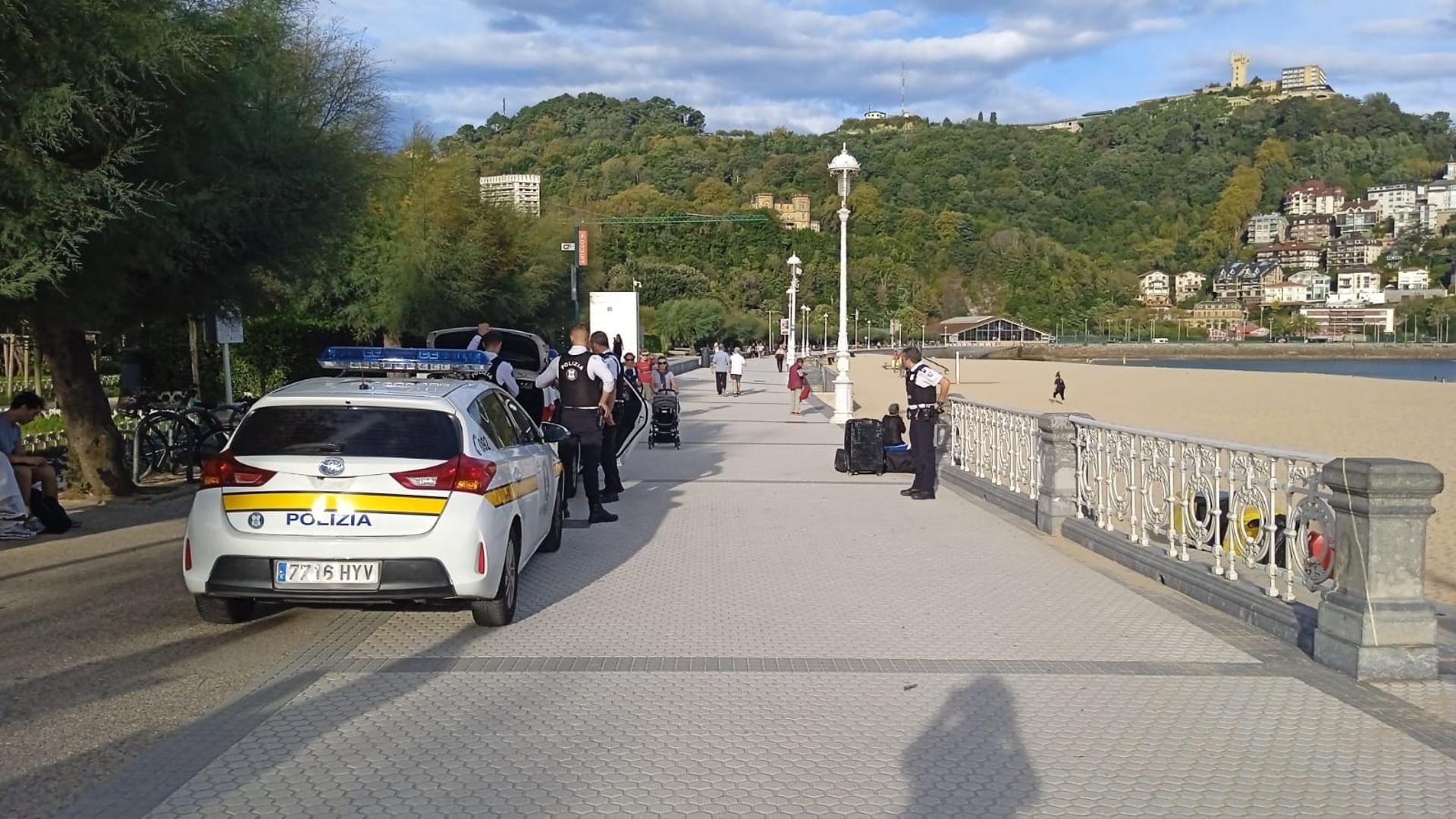 Policías de Donostia en una intervención en 2023 para rescatar a una persona fallecida