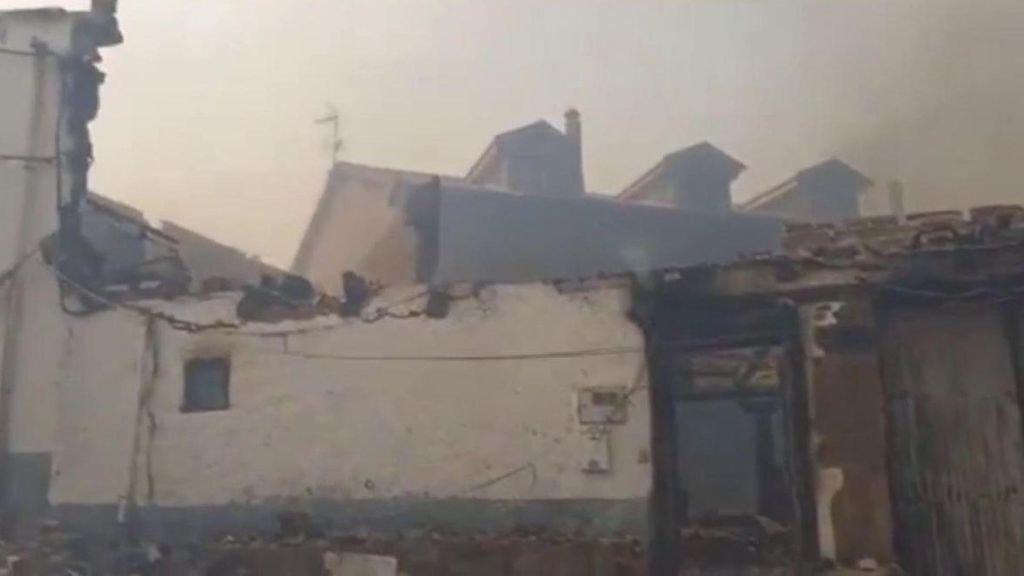 Siguen evacuando pueblos ante el avance de las llamas