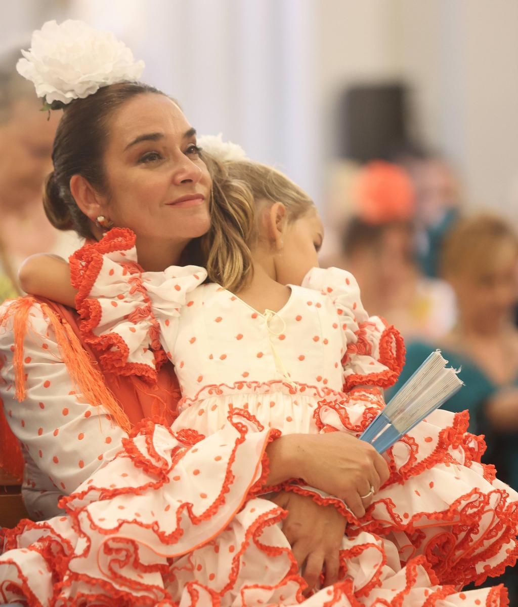 Toñi Moreno en la Feria de Málaga con su hija