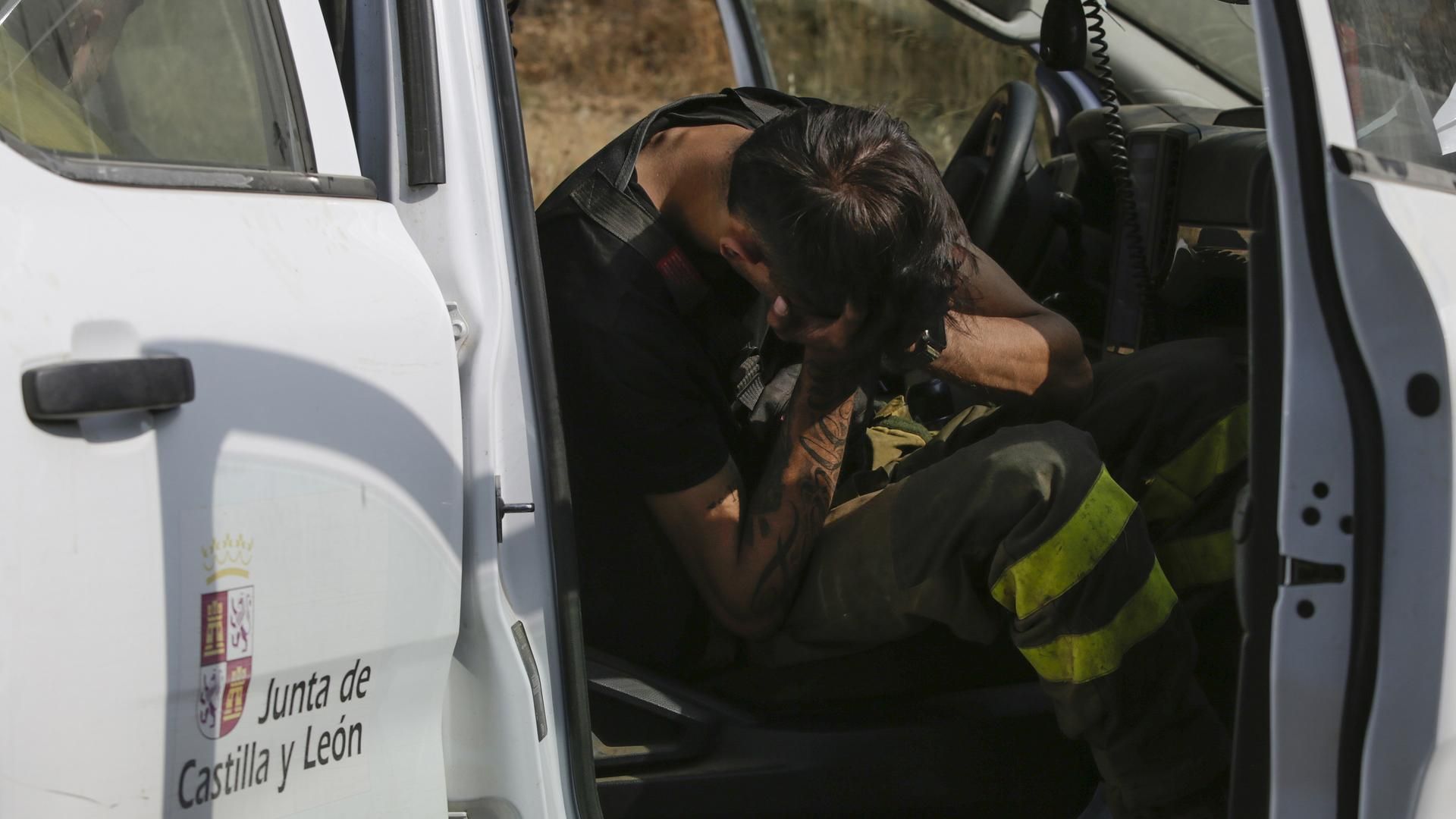 Un bomberos forestal que participa en labores de extinción para sofocar el incendio forestal, a 17 de agosto de 2025, en Molinaferrera, León, Castilla y León (España).  Afecta el incendio Yeres-Llamas.