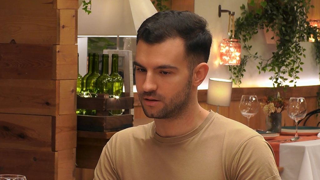 Un soltero se queda en shock al ver la pulsera de España de su cita: “Esa es la de la discordia, una red flag"