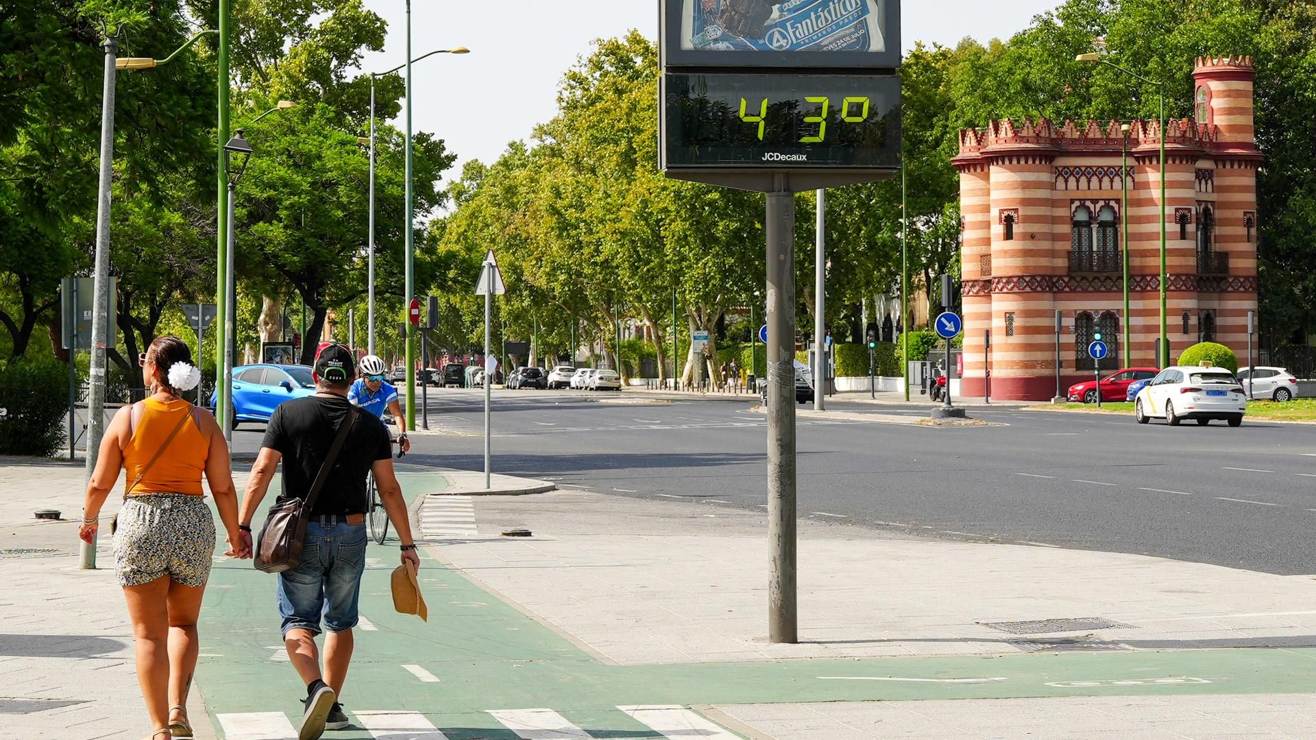 Un termómetro marca 43 grados en una calle de Sevilla