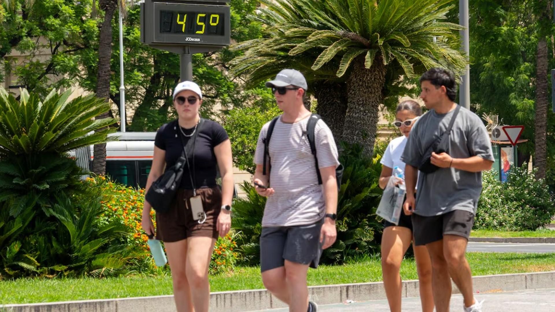 Una experta detalla la mejor ropa para combatir el calor: "Reduce la absorción solar"