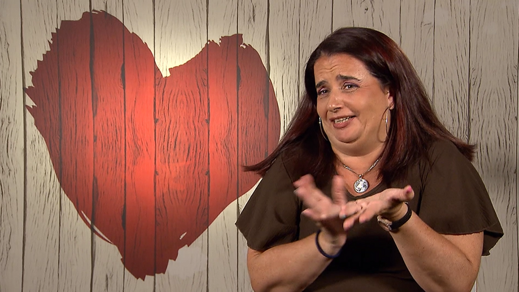 Una soltera, incapaz de contener la risa al escuchar a su cita decir lo guapo que es: “Yo no le veo así”