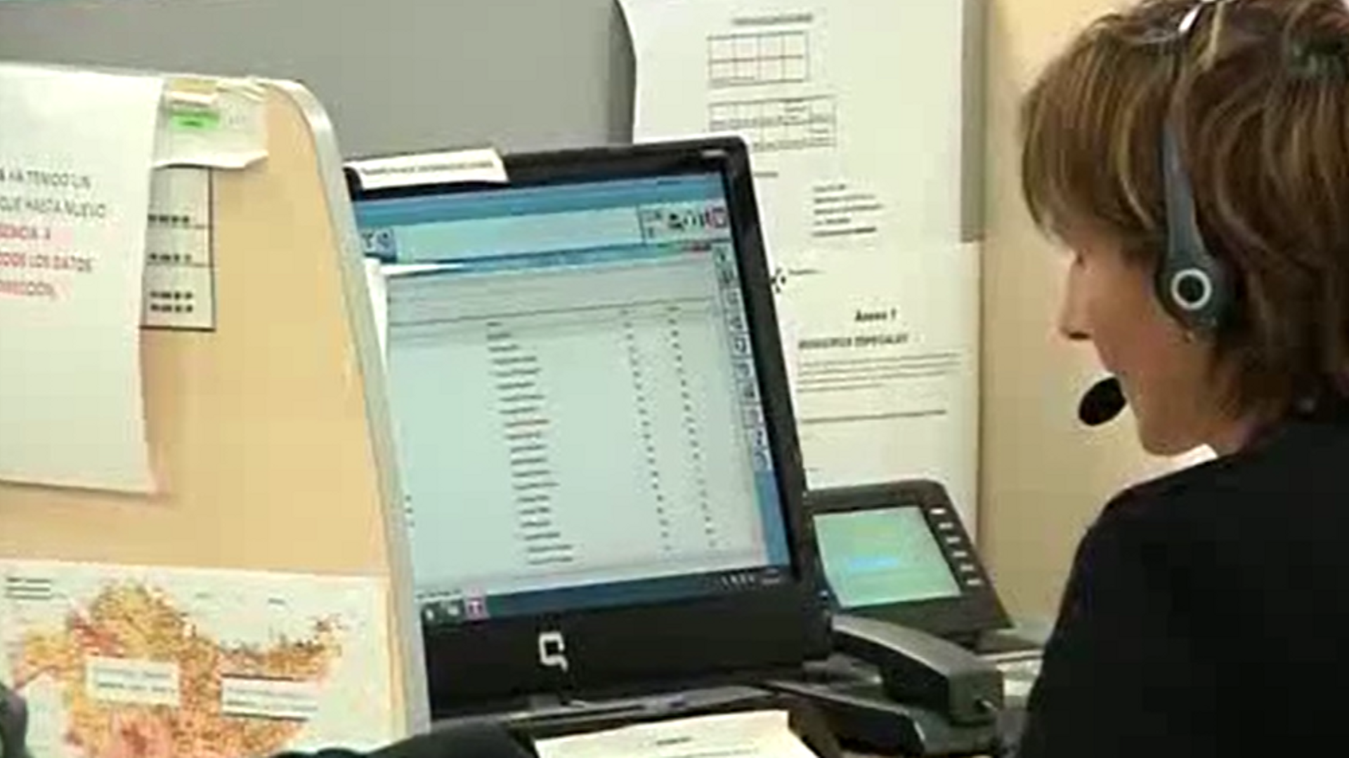 Una trabajadora de BetiON  dando respuesta a usuarios en situación de emergencia o necesidad social