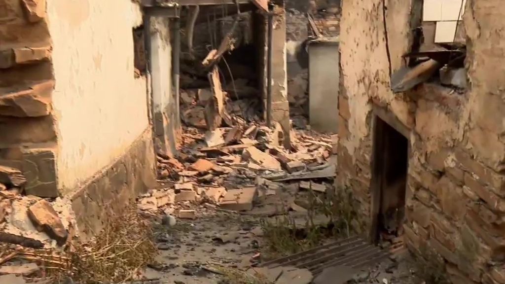 Vecinos de Valdeorras y San Vicente, en Ourense, denuncia la falta de ayudas para combatir las llamas