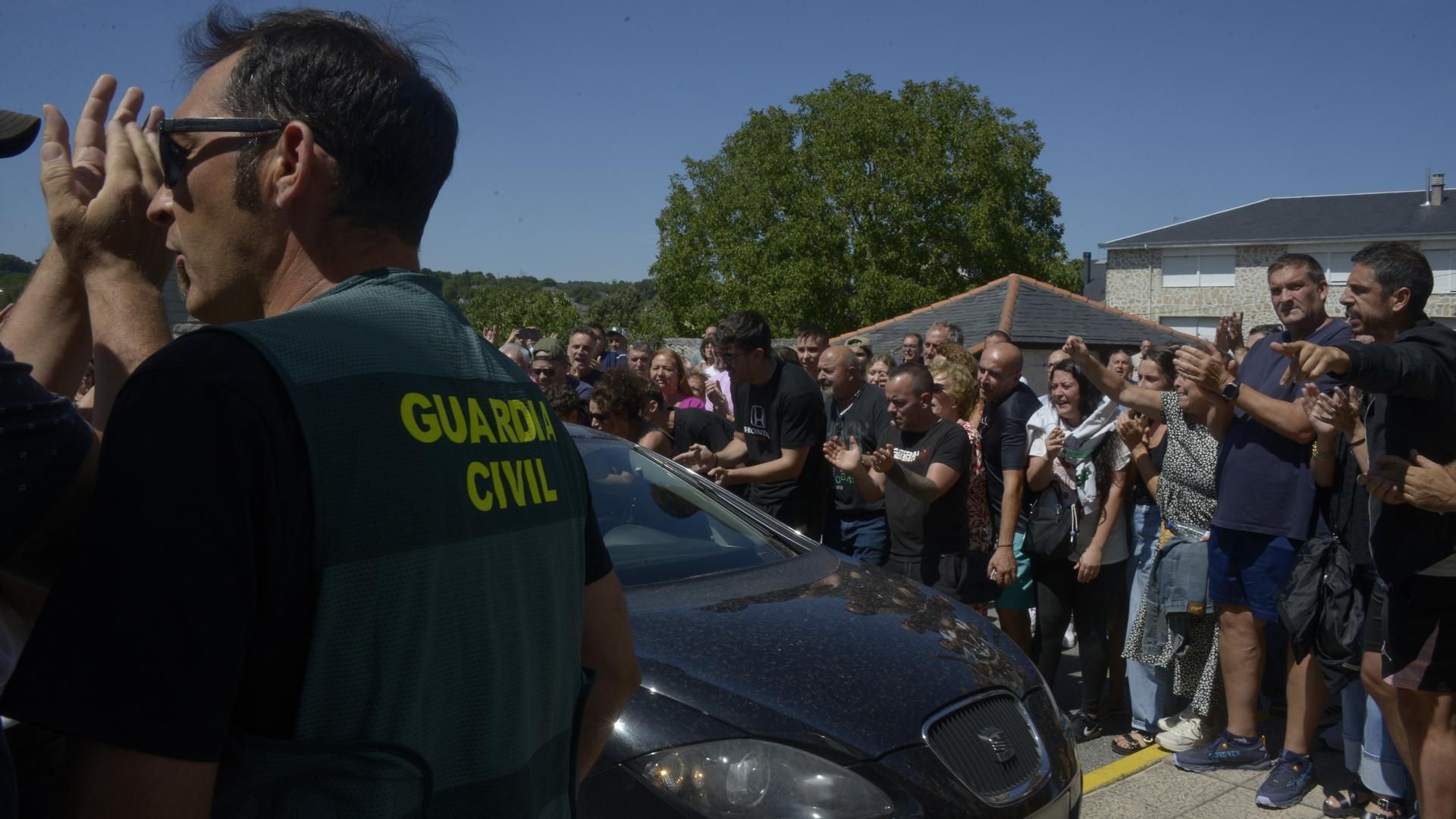 Vecinos protestan durante el pase a disposición judicial de un detenido por provocar incendios