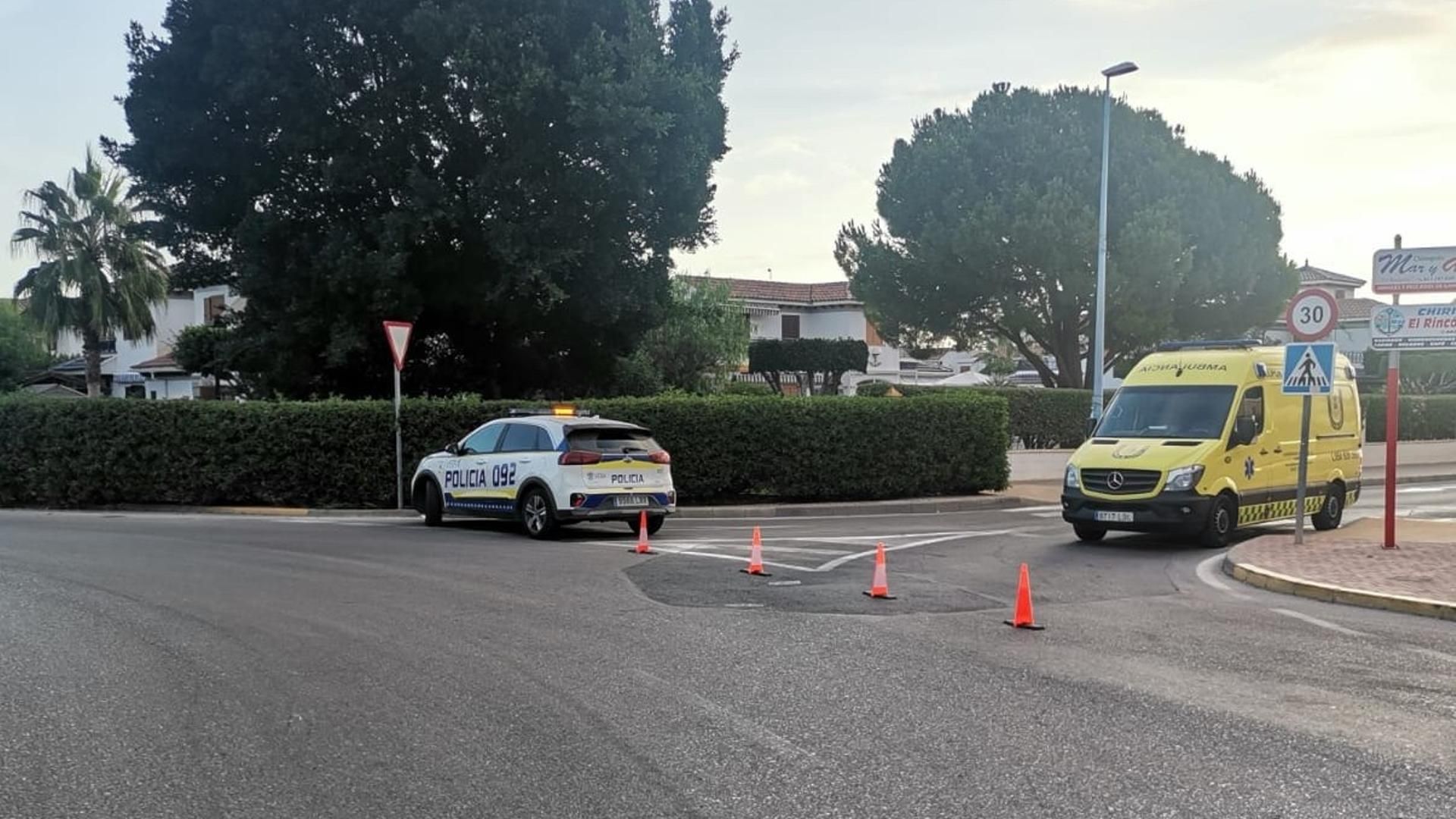Vehículo policíal y ambulancia en Vera, Almería