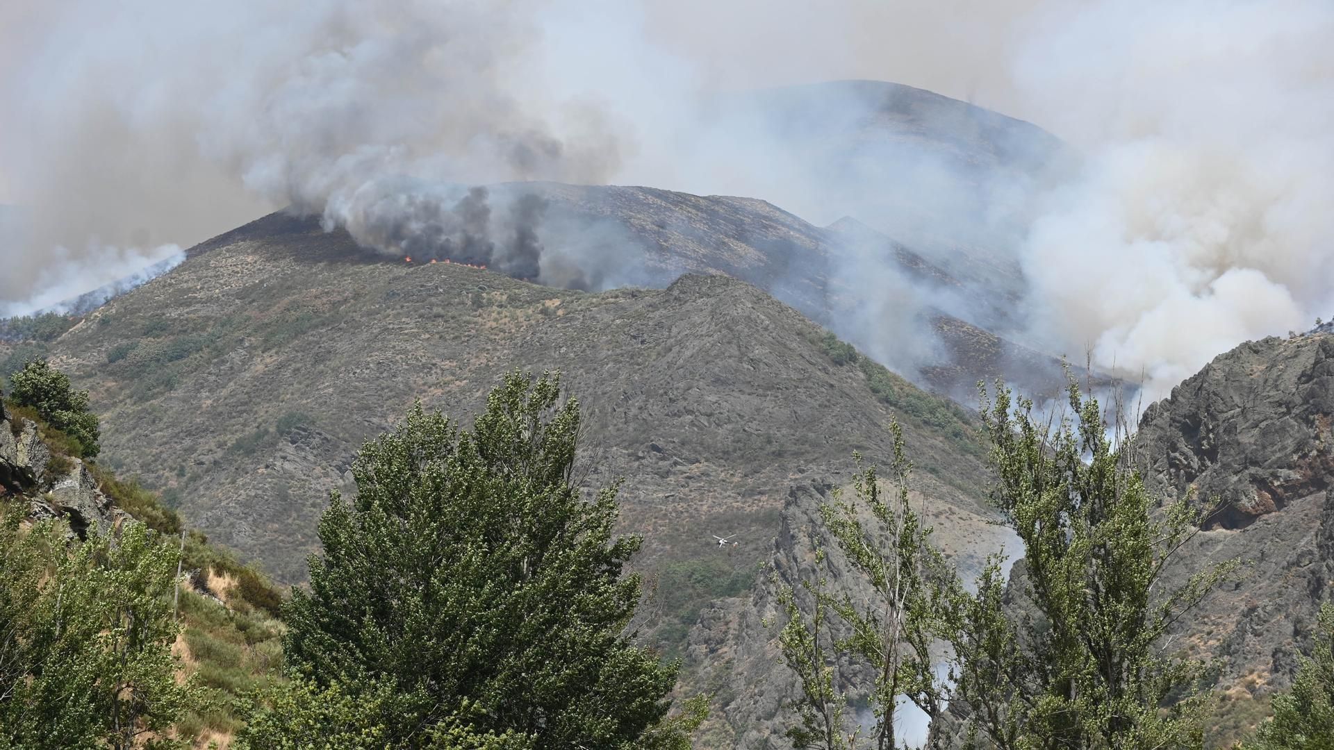 Vista del incendio de Barniedo (León), que afecta a los Picos de Europa