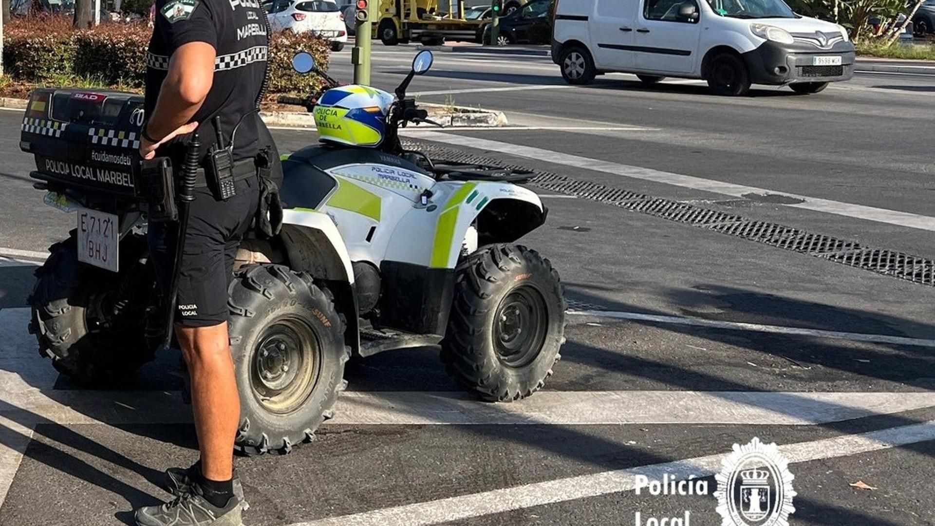 Agente y vehículo de la Policía Local de Marbella