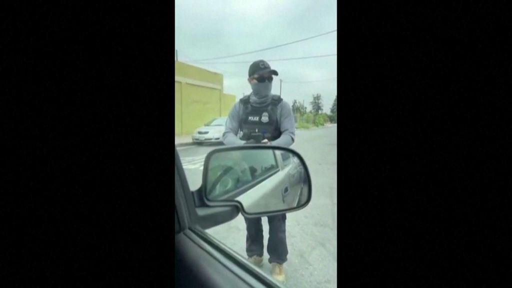 Agentes federales disparan contra un vehículo en un control de inmigración en California