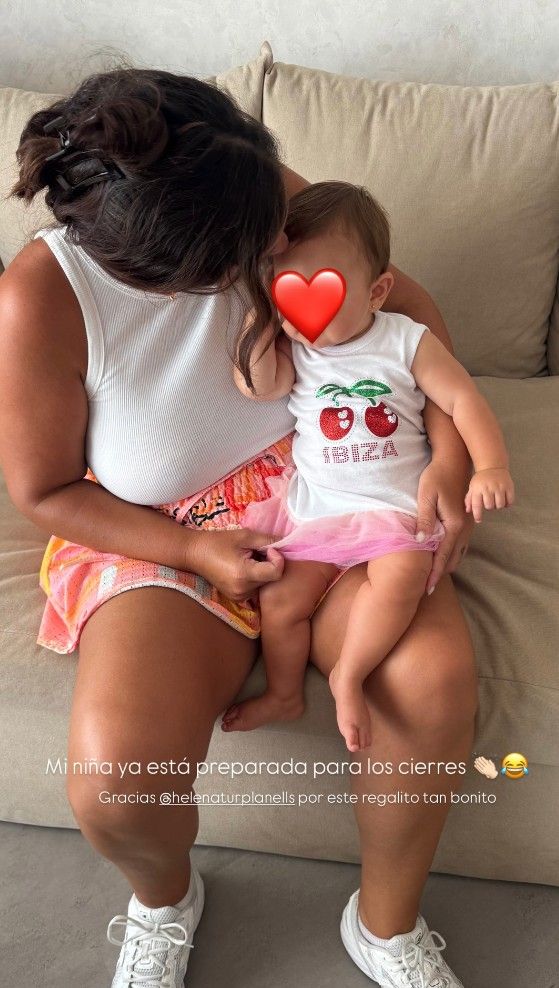 Anabel Pantoja junto a su hija Alma