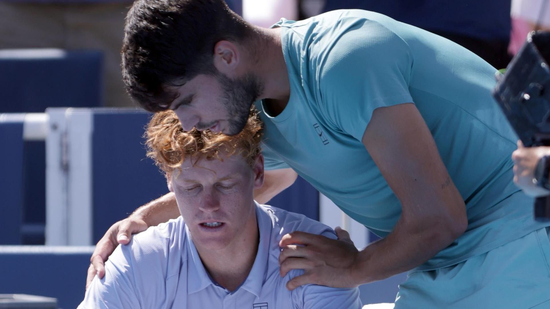 Carlos Alcaraz y su aplaudido gesto con Jannik Sinner tras su retirada en la final del Masters 1.000 de Cincinnati: “Vas a regresar aún más fuerte”