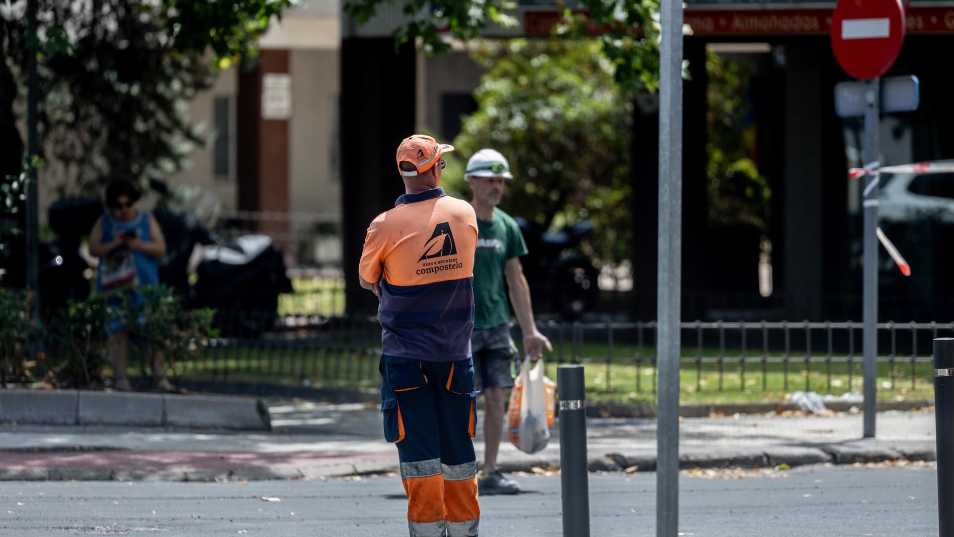 Dos trabajadores en la calle