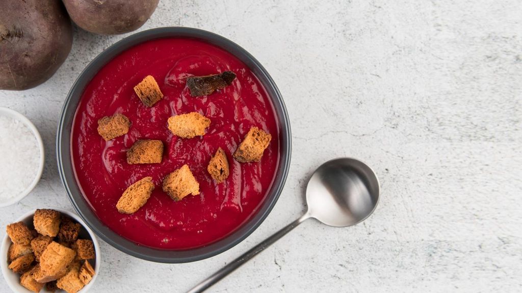 El gazpacho de remolacha tiene un color rojo muy intenso.