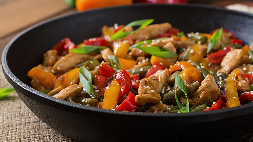El salteado de pavo y calabacçin es un plato sencillo y rápido de hacer.