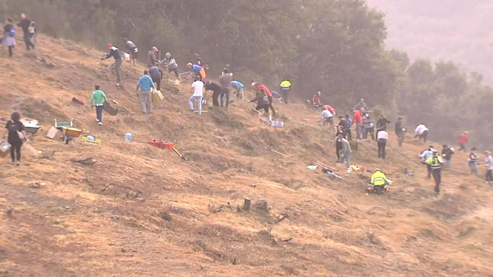El trabajo de los vecinos en Valle de Valdeón y Riaño, en León, clave para contener el fuego en los Picos de Europa: "Si nos íbamos esto se iba a quemar”