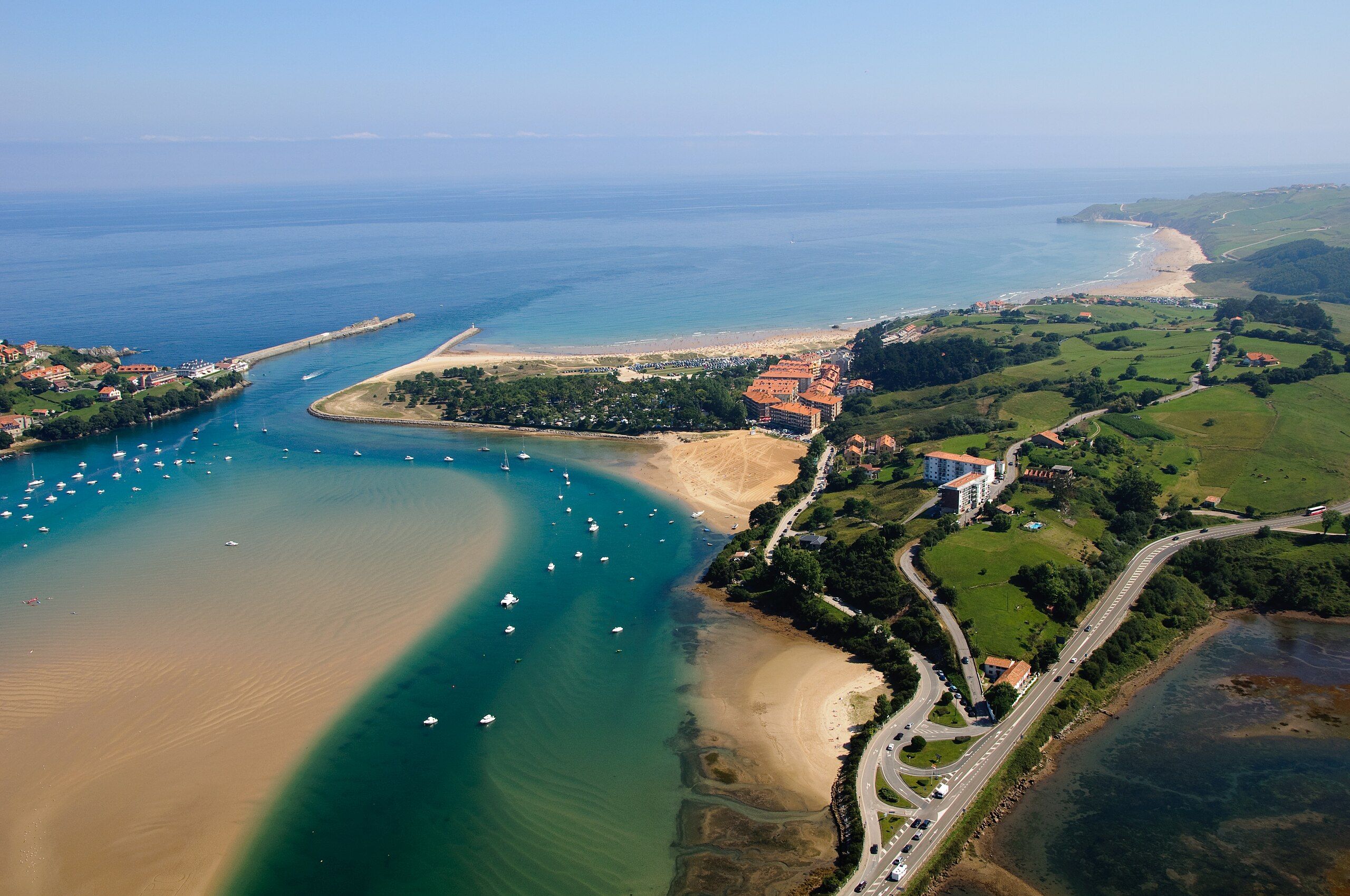 Estuario en San Vicente de la Barquera: vista aérea