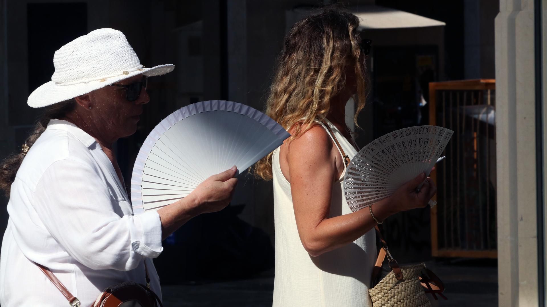 EuropaPress 6899365 viandantes soportan altas temperaturas calles malaga 12 agosto 2025 malaga
