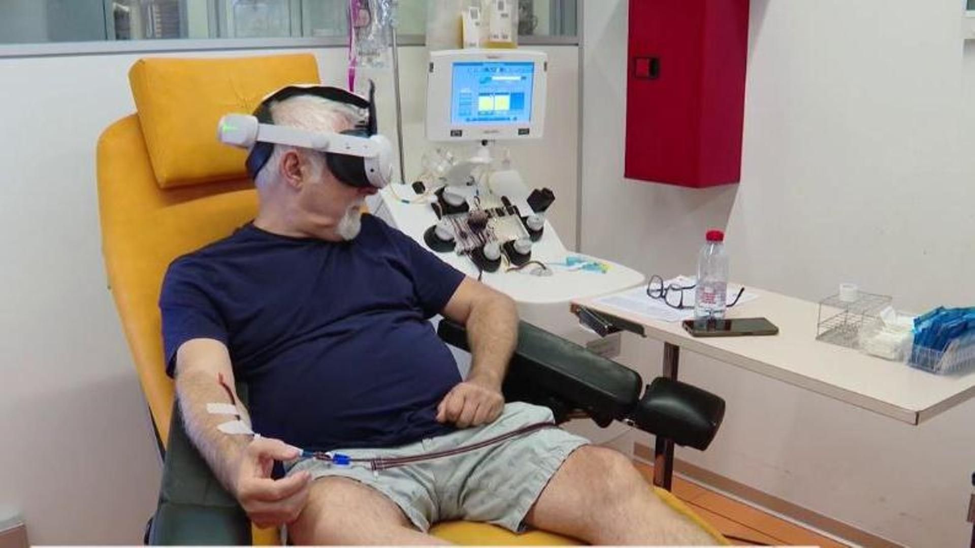 Hospitales de Barcelona usan gafas de realidad virtual para distraer a los donantes de sangre más aprensivos