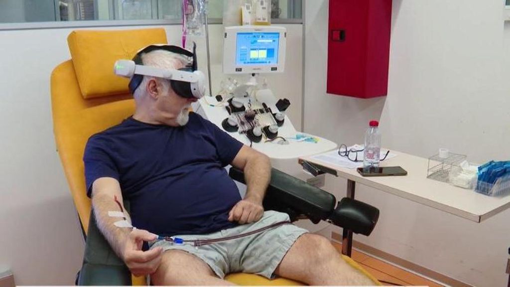 Hospitales de Barcelona usan gafas de realidad virtual para distraer a los donantes de sangre más aprensivos